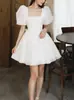 Vestido de novia ligero, estilo corto, escote cuadrado, organza, mangas abullonadas para cubrir los brazos, adecuado para fotografía de viaje al aire libre, compromiso y registro, vestido formal pequeño con falda voluminosa