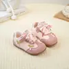 Tênis Casuais Infantis 2026 Primavera Novos Sapatos Esportivos para Meninas Sapatos Estilo Coreano para Meninas Pequenas Solado Macio Sapatos Forrest Gump Sapatos de Bebê