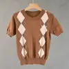 Suéter de Lana con Patrón de Diamantes Otoño e Invierno 2025 Manga Corta Estilo Universitario Moda Femenina Color de Contraste Cuello Redondo Pulóver Top Hombro Derecho