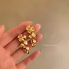 Pendientes Blancos con Flores Estilo Vacaciones de Primavera para Mujer, Tachuelas Dopamina Únicas con Diseño de Nicho y Accesorios Versátiles para Orejas