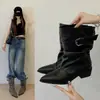 Botas empilhadas com fivela estilo retrô para mulheres, novo modelo 2026, botas de montaria plissadas, botas de motociclista, botas curtas versáteis simples e estilosas
