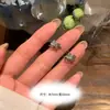 Aretes de Zirconia Deslumbrante Serie Verde, Aretes de Acero de Titanio con Zirconia para Mujer, Exquisitos Aretes de Mariposa de Alta Gama