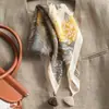 Bufanda Cuadrada de 70 cm con Raya Blanca y Cuadros para Mujer, Estilo Coreano, Bufanda Pequeña para Protección del Cuello en Primavera y Otoño, Bufanda de Algodón y Lino, Regalo para Mamá, Chal
