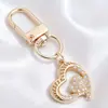 Lujo Ligero Chapado en Oro Full Diamante Charm Hebilla en Forma de D Colgante Hueco en Forma de Corazón Accesorios para Bolsos Llaves Fábrica Stock Mayorista