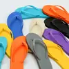 Chanclas 2026 Verano Nueva Llegada Ducha Sandalias de Tira de Dedo Coloridas Zapatillas de Casa para Pareja de Verano