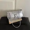 Fivela de cinto de moda transfronteiriça para comércio exterior, fivela de cinto retrô simples casual moderna para motocicleta, fecho flip-lock, bolsa transversal de ombro único crescente