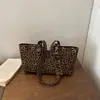 Comércio exterior rebite cruzado transfronteiriço estampado de leopardo texturizado 2026 camurça nova moda simples bolsa tote para o dia a dia debaixo do braço para mulheres