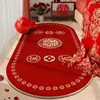 Tapete de casamento vermelho em formato oval para o quarto da noiva, quarto de casamento e cabeceira; tapete de cabeceira resistente à sujeira com o caractere "feliz" nele