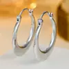 Pendientes de aro estilo minimalista transfronterizos con diseño redondo geométrico brillante chapado en oro, que ofrecen una sensación de lujo ligero y alta gama, adecuados para el uso diario.
