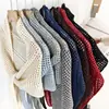 Nuevo chal triangular hueco de mezcla de lana, una bufanda triangular tejida suave y elegante, perfecta para usar en capas en primavera y otoño, y disponible para venta al por mayor.