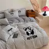 Juego de cuatro piezas de algodón lavado con dibujos animados, bordado de toalla tridimensional estilo INS, lindo juego de tres piezas de algodón puro para dormitorio infantil