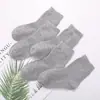 Atacado do Fabricante Meias Brancas de Algodão Penteado para Estudantes Meninos e Meninas Meia Cano Médio Esportivas Outono e Inverno Espessadas Performance em Eventos Meias Respiráveis