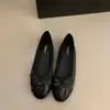 Sapatos de sola macia e boca rasa, estilo Chanel, sapatos baixos, laço francês, novo estilo, sapatos para o dia a dia, sapatos de bico redondo, versáteis, 2026, preto