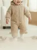 26 Nuevos mamelucos cálidos de otoño e invierno para bebé, ropa exterior acolchada y engrosada, mono de algodón con capucha