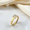 Novo produto europeu e americano: Anel de casal em aço titânio com design de flor de quatro folhas em formato de losango vazado e cravejado, popular, 18k, não desbota