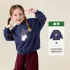 Roupa Infantil Tongbei 2025 Inverno Novo Blusão Feminino Forrado de Lã Estampa de Desenho Animado Gola Redonda Quente Versátil