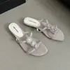 Chinelos de Moda Estilo Coreano com Bico Fino para Mulheres, Novo Modelo Verão 2026, Salto Grosso, Design Oco Versátil, Sandálias Estilosas