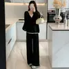 Conjunto de maternidad para otoño: un conjunto de dos piezas que incluye un top de punto con capucha y pantalones anchos ajustables, adecuado tanto para el embarazo como para el posparto.