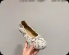 Sapatilhas de balé estilo borboleta para mulheres, sapatos de sola macia estilo retrô francês para noite, sapatos únicos prateados suaves para primavera e outono, sapatos de balanço