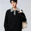 Polo retro estilo americano con un look sofisticado, con diseño de solapa y un suéter de punto de imitación de dos piezas, adecuado tanto para hombres como para mujeres, perfecto para un estilo relajado de otoño e invierno.