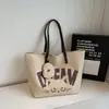 Bolso de Hombro y Axila Grande con Estampado de Letras, Moderno y Elegante para Mujer, Nuevo Modelo 2026, Bolso Tote Versátil Artístico para Viaje y Estudio