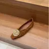 Primeiro encontro com o design estilo coreano, sapatilhas elegantes e sofisticadas com fivela de metal, aumento interno de altura, nova coleção de outono, efeito emagrecedor, sola macia, adequadas para o trajeto
