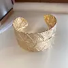 Pulsera abierta de patrón de hojas transfronteriza europea y americana, pulsera llamativa de moda y elaborada con diseño único, joyería de nicho para mujer