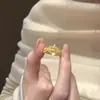 Nuevo Anillo de Corona Pequeña con Pedrería para Mujer Diseño de Nicho Ins Patrón Floral de Encaje Moda Francesa Hueco Anillo de Dedo Versátil