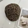 Gorra de visera estilo retro americano Otoño e Invierno Estampado de Leopardo para Mujer, Versátil Casual de Nicho Gorra de Béisbol Adelgazante Boina