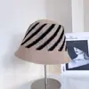 Otoño e Invierno Nuevo Elegante Rayas Diagonales Combinación de Colores Gorro de Punto Moda Femenina Cálido Sombrero Cubeta Lana de Alta Calidad Gorro de Pescador Moderno