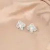 Brincos de Tarraxa Flor de Pérola Vazada Minimalista Agulha de Prata, Modernos, Luxo Leve, Elegantes, Delicados, Doces, Design Coreano de Nicho