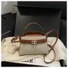 Bolso cruzado versátil de un solo hombro, Nuevo bolso de mano versátil retro simple, Bolso cuadrado pequeño casual de alta gama con hebilla de cierre para el día a día