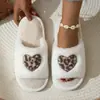 Nuevas zapatillas peludas de moda con estampado de leopardo en forma de corazón para mujer, zapatillas cálidas de algodón para interior y exterior de otoño e invierno, venta al por mayor transfronteriza