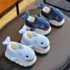 Sapatos de algodão de inverno para crianças, pantufas quentes com estampa de tubarão para meninos, fofos e macios, para meninas, adequados para uso interno e com solas antiderrapantes para bebês