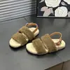 Sandálias femininas estilosas de calçar com design de tira única, coleção outono/inverno 2026, apresentando material felpudo e estilo inspirado em Birkenstock