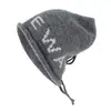 Chapéu de Tricô Quente Novo Estilo Outono e Inverno com Circunferência de Cabeça Grande e Letras para Mulheres, Gorro Soltinho com Barra Rebatida, Turbante que Afina o Rosto