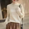 Suéter de crochê em lã de malha fina com vazados, gola semi-alta, padrão floral delicado, romântico e elegante, manga longa, peça versátil para outono e inverno