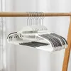 Cabides plásticos domésticos antiderrapantes e sem marcas para organização de guarda-roupa, proteção de ombros, anti-deformação e opções multicoloridas