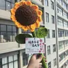 Colorido ramo gigante de girasoles tejido a mano a crochet, perfecto para profesores en la temporada de regreso a clases