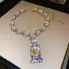 Set de Aretes y Collar de Perlas Ovaladas en Forma de Gota de Agua con Circonita de Aguja Plateada Cadena Versátil para la Clavícula Joyería de Lujo Ligero de Alta Gama para Mujeres