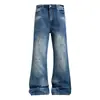 Pantalones acampanados de mezclilla lavada y desgastada con un estilo hippie, graffiti pintado a mano, salpicaduras de pintura, bordes deshilachados, corte holgado, pantalones largos para hombre