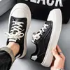 Dropshipping Otoño e Invierno 2026 Calzado Casual Impermeable de Cuero de Alta Calidad para Exteriores Ins Estilo Hong Kong Zapatos Blancos Calzado de Trabajo Zapatos para Hombre