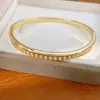 Pulsera redonda de circón chapada en oro real de 18K, estilo vintage, lujo ligero, sensación de alta gama, joyería versátil al por mayor