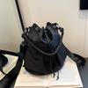 2023 nuevo bolso de cubo de alta gama para mujer de moda otoño e invierno retro versátil popular este año bolso bandolera de hombro