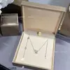 Collar de Cerámica Blanco y Negro Versión Alta V Dorada Cadena de Clavícula Pequeño Hombre Rojo Caridad Cadena Gruesa Chapada en Oro de 18K