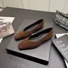 Sapatos de bico fino para o dia a dia com tiras trançadas e camurça, 2026 novo estilo confortável para primavera e outono, sapatos baixos de bico quadrado para mulheres, tecido retrô