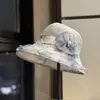 Elegante Sombrero de Pescador de Malla para Mujer, Sombrero de Sol Versátil de Verano, Estilo Retro, Sombrero Cubo de Malla Adelgazante para la Cara con Diseño Floral