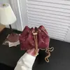 Bolsa com Cordão 2026 Estilo Novo Popular Deste Ano Novo Estilo Feminino Design Individual Sense Corrente Outono Pregas Balde Transversal