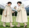 Impermeable infantil para niños y niñas con espacio para mochila, impermeable de cuerpo entero, a prueba de lluvia, con capucha, poncho de lluvia ligero para uso escolar