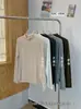 Nova camada base térmica feminina para outono e inverno, com corte justo, que valoriza a silhueta e top interno sem costura